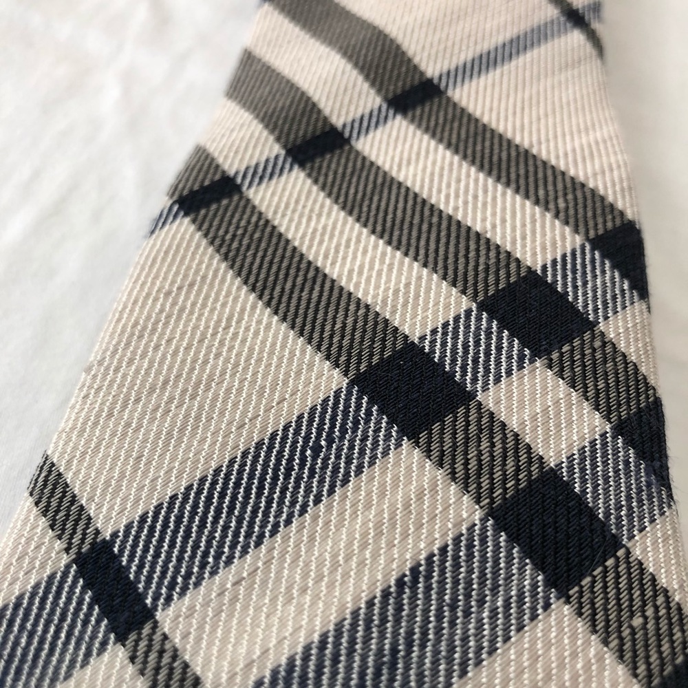 ❌❌SOLD❌❌ Burberry Silk Linen mens tie - Picture 2 of 6